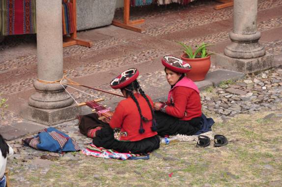 Artesãs trabalham em pátio interno de museu em Cusco, no Peru